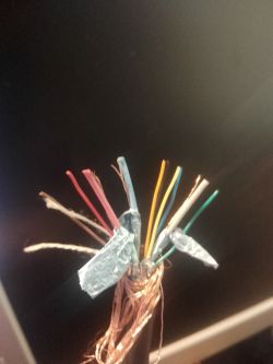 Kable różnokolorowe wychodzące z izolacji, owinięte folią aluminiową.