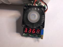 Widok wentylatora na module elektronicznym z wyświetlaczem.