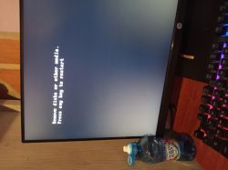 Ekran komputera z komunikatem Remove disks or other media. Press any key to restart.