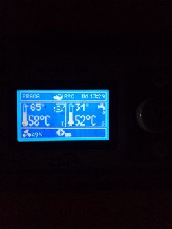 Wyświetlacz sterownika kotła z danymi temperatur, praca kotła w toku.