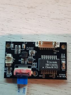 Zbliżenie płytki drukowanej z różnymi elementami elektronicznymi.
