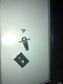 Konsola PS4 Slim nie wciąga płyty - podejrzenie o zagubione elementy napędu