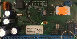 Płytka drukowana modułu alarmowego EBS PX200A-22 z diodami LED i złączami śrubowymi