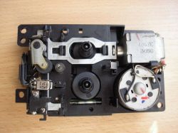 Wnętrze mechanizmu odtwarzacza kasetowego z widocznymi elementami elektronicznymi.