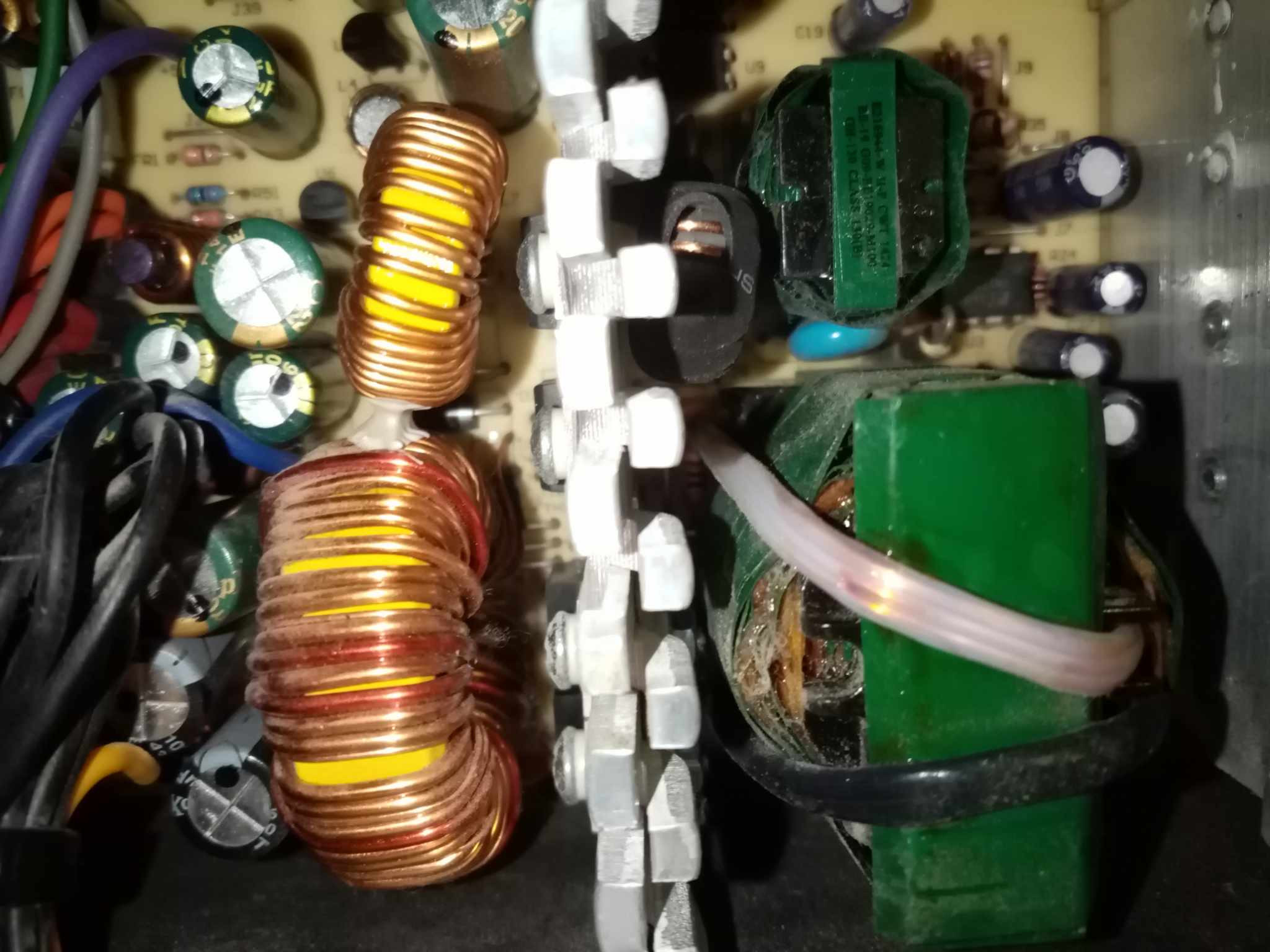 [Rozwiązano] Zasilacz Chieftec 600W A8 - biała substancja między ...