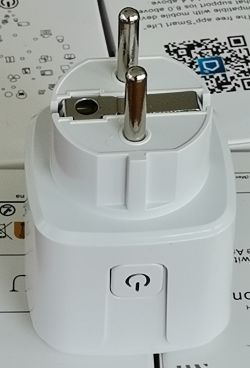 Smart plug with a type F (Schuko) plug and power button.