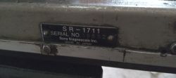 Metalowa obudowa z tabliczką „SR-1711” i napisem Sony Magnescale Inc., Made in Japan