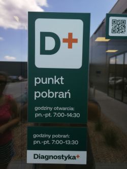 Zdjęcie szyldu punktu pobrań Diagnostyka+ z godzinami otwarcia.