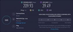 Wynik testu prędkości internetu z prędkością pobierania 209,93 Mbps i wysyłania 39,49 Mbps.
