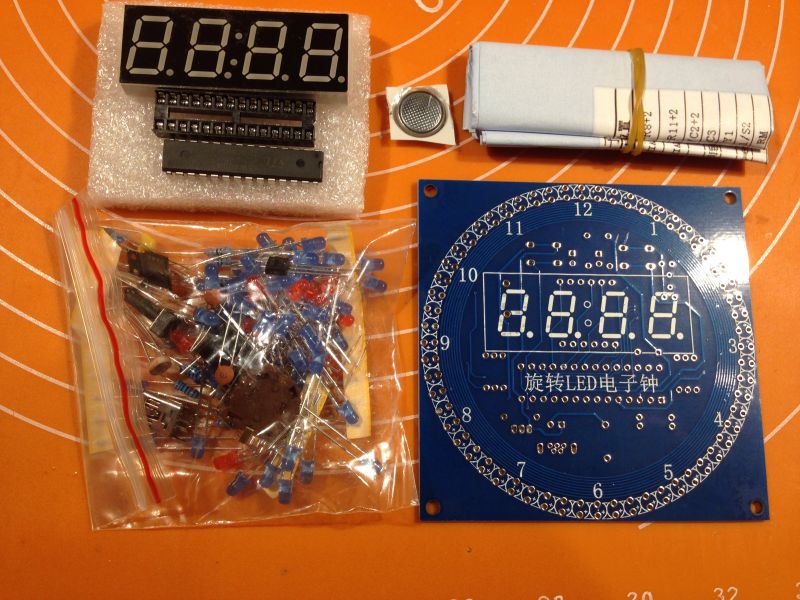 Świecąca karuzela albo inaczej zegarek z sekundnikiem innym niż zwykle. Studio Clock.