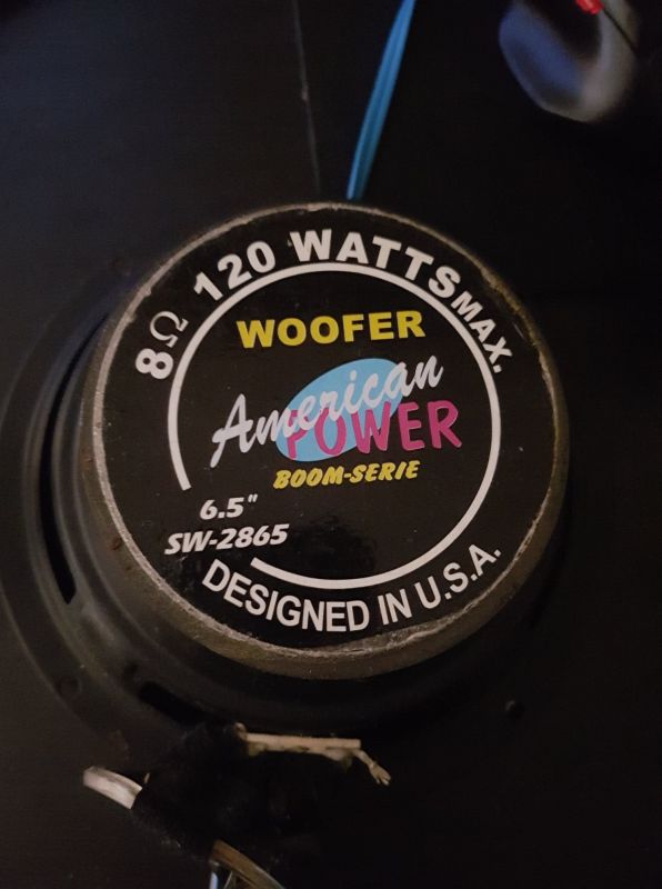 Czy mogę podłączyć głośnik 8 ohm do przewodów głośników 4 ohm w samochodzie?