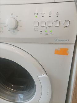 Panel sterowania pralki Volumax5 z zapalonymi kilkoma diodami na przyciskach.