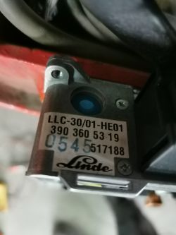 Zbliżenie na komponent wózka widłowego Linde z etykietą LLC-30/01-HE01.
