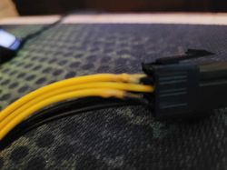 Nadtopiona wtyczka zasilania 8-pin z żółtymi i czarnymi kablami