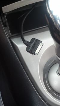 Jaki telefon pasuje do tego kabla w samochodzie? Czy jest przejściówka na minijack?