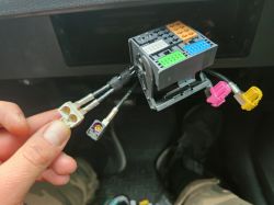 Octavia 3, System Android JUNSUN - Gdzie podłączyć czarną, czteropinową wtyczkę? Żółta czy różowa?