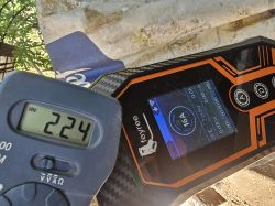 Feyree charger display shows 219.8 V while the meter reads 224 V.