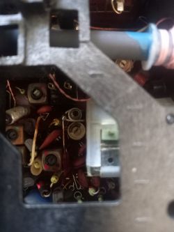 Głowica radia Unitra Grundig MK 2500 z widocznymi elementami elektronicznymi.