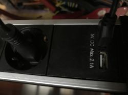 Zbliżenie na listwę zasilającą z gniazdem USB i nadrukiem 5V DC Max. 2.1A