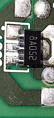 Układ scalony w obudowie SOT-89 z oznaczeniem 8A052 na zielonej płytce PCB