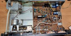 Wnętrze urządzenia elektronicznego z widocznymi obwodami i komponentami.