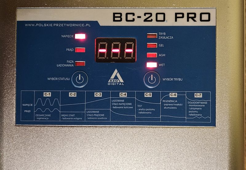 Panel sterowania prostownika AZO Digital BC-20 PRO z błędnym wyświetleniem
