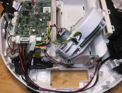 Wnętrze odkurzacza smart/robota sprzątającego z WiFi Medion 13277