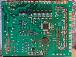 Płyta główna zmywarki z widocznymi ścieżkami, elementami elektronicznymi i złączami.