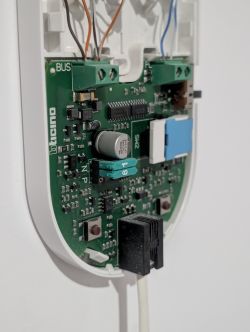 Płytka elektroniki domofonu Bticino z zaciskiem BUS i podłączonymi przewodami