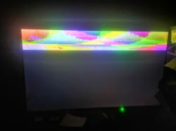Fernsehbildschirm mit sichtbaren Bildverzerrungen in Form von bunten Streifen und Artefakten.