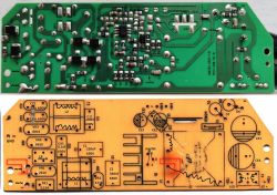 Dwie płytki drukowane: jedna zielona z komponentami elektronicznymi, druga z oznaczeniami ścieżek i elementów.