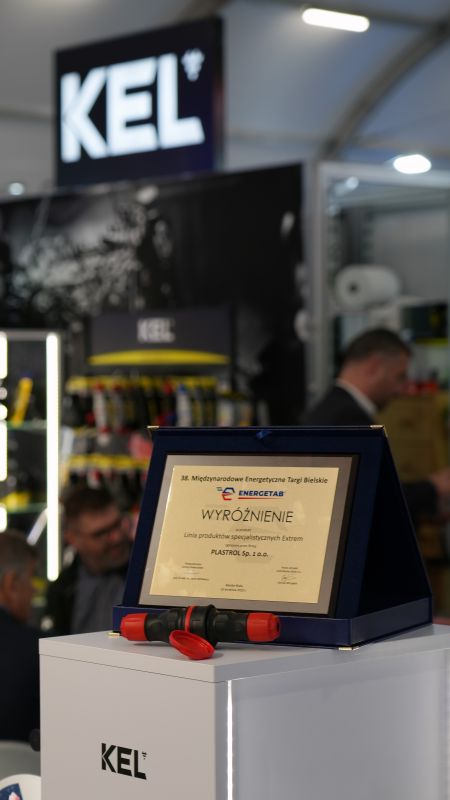 Statuetka z wyróżnieniem ENERGETAB 2025 dla Plastrol za linię EXTREM na stoisku KEL