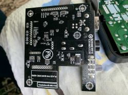 Czarna płytka obwodów elektronicznych z napisem Keystation49-MB-V02 na białym tle, różne komponenty i złącza.