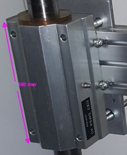 Prowadnica liniowa z napisem N1 SMSA 40 JAPAN i oznaczeniem 180 mm