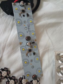 Płytka LED z oznaczeniami, z elementami elektronicznymi bez potencjometru.