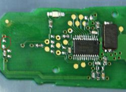 Klucz - pilot VW Passat B6 - Jaką wartość ma kondensator SMD zaznaczony czerwo