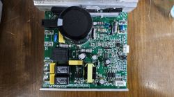 Obwód drukowany z różnymi elementami elektronicznymi.