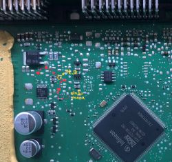 Zdjęcie układu elektronicznego, na którym zaznaczono ścieżki i oporniki.