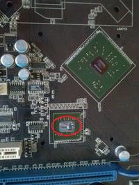 Asus P5N-D – identyfikacja uszkodzonego elementu obok chipsetu po czyszczeniu