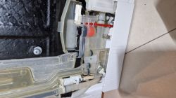 Widok z bliska na moduł wodny zmywarki Bosch SRV45T63EU/01 z widocznymi przewodami i złączami