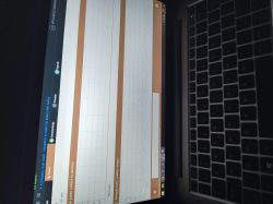Wykres napięcia sondy lambda na ekranie laptopa obok klawiatury.
