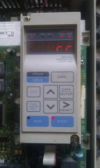Falownik CIMR-G3A22P2 - dioda CHARGE świeci, wyświetlacz pokazuje znaki, co to oznacza?