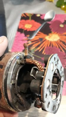 Wymiana szczotkotrzymacza w Toyota Corolla 2002 1.6 VVTi - łączenie przewodu stojana