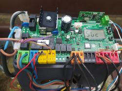 Zbliżenie na panel sterujący napędem BFT Deimos Ultra A600 z podłączonymi przewodami.