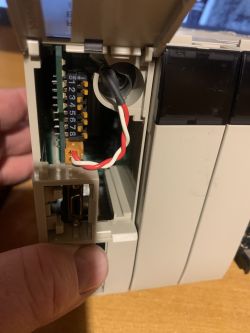 Schematy kabla RS232 dla PLC OMRON CQM1H-CPU21 - który jest prawidłowy?