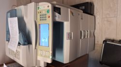 Drukarka Ricoh Aficio MP C2050 z włączonym panelem dotykowym i widocznym ostrzeżeniem o zacięciu papieru.