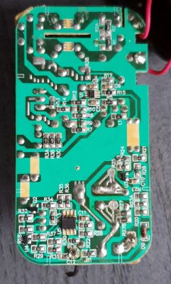 Płytka drukowana ładowarki akumulatora z komponentami elektronicznymi