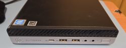 Panel przedni komputera HP EliteDesk z portami USB, audio i przyciskiem zasilania