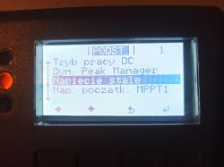 Wyświetlacz falownika pokazujący ustawienia napięcia stałego i MPPT1