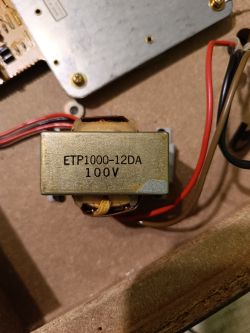 Transformator ETP1000-12DA 100V z czerwono-czarnymi przewodami wewnątrz urządzenia
